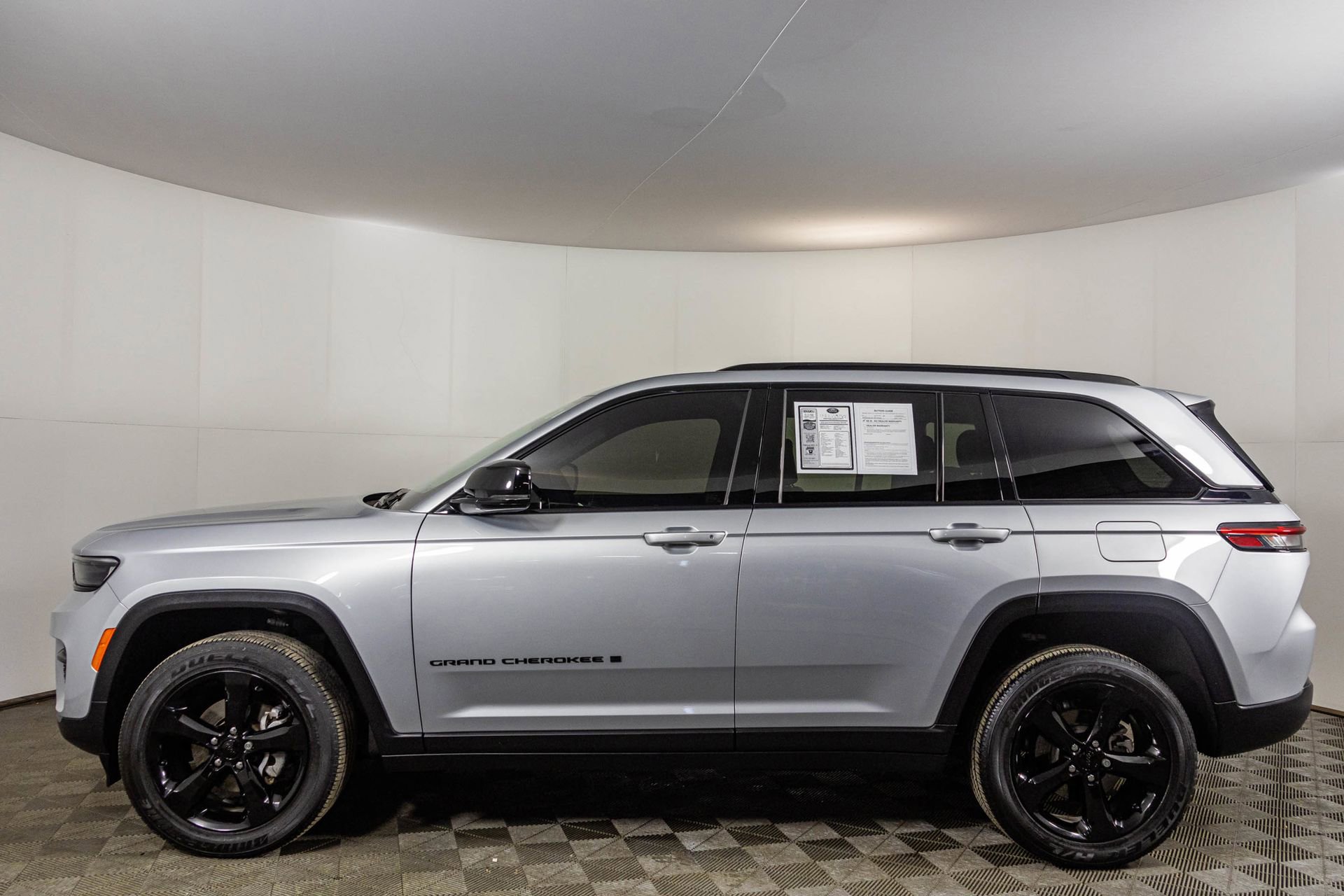Used 2023 Jeep Grand Cherokee Altitude image 20