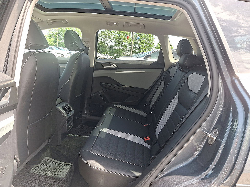 Used 2022 Volkswagen Taos SEL w/ Panoramic Sunroof Package AWD/4WD image 26