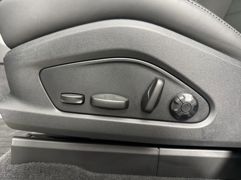 Used 2025 Porsche Macan Electric RWD image 41