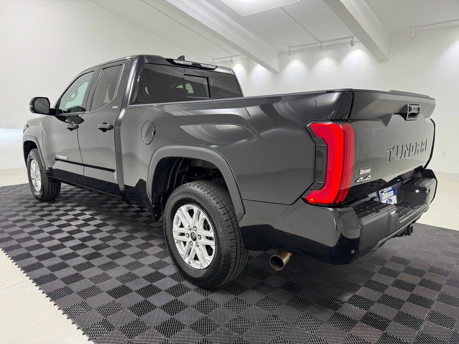 Used 2023 Toyota Tundra SR5 w/ SR5 Convenience Package AWD/4WD image 4