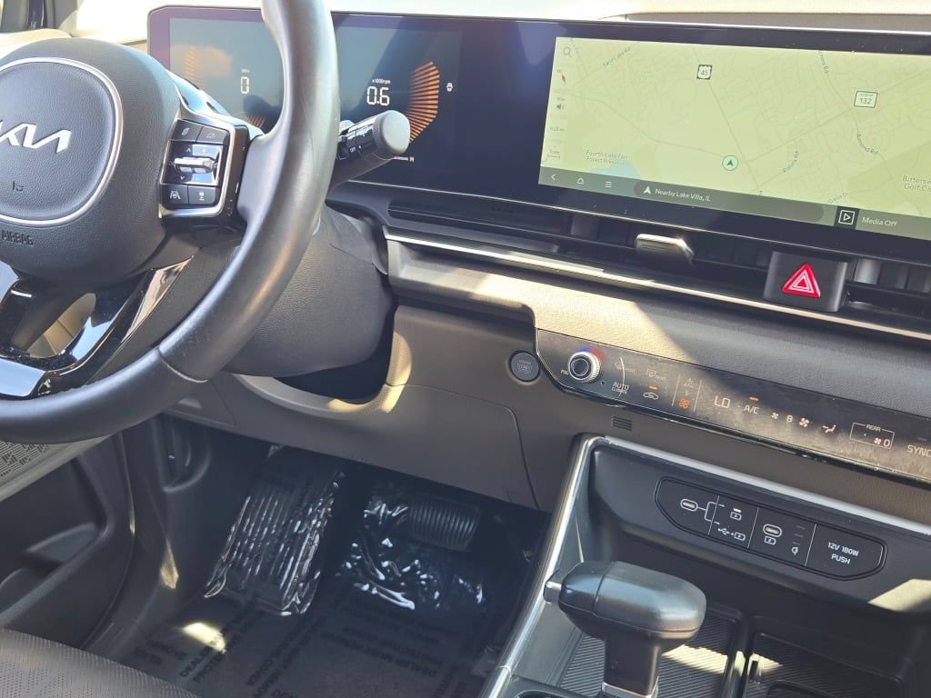 Used 2025 Kia Carnival EX FWD image 7