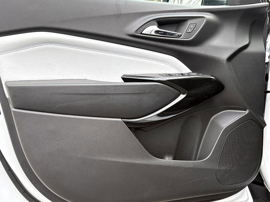 Used 2025 Chevrolet Trax LT w/ Driver Confidence Package image 16