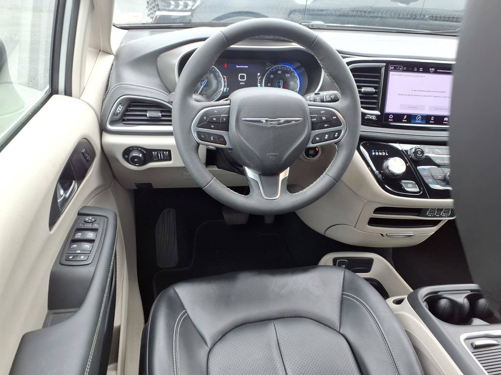 Used 2023 Chrysler Pacifica Touring-L AWD/4WD image 4