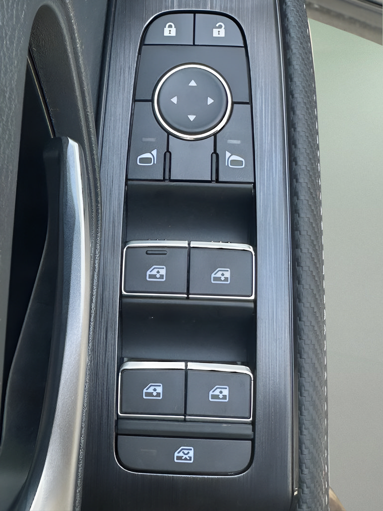 New 2026 Nissan Kicks SR FWD image 22