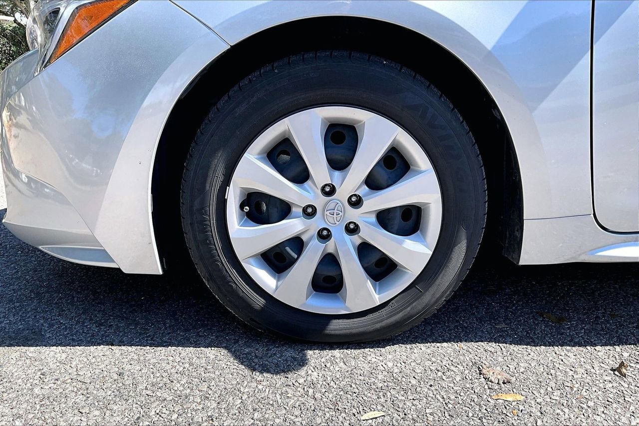 Used 2025 Toyota Corolla LE image 31