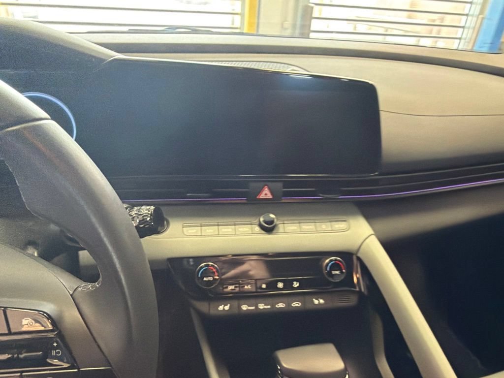 Used 2025 Hyundai Elantra Limited FWD image 4
