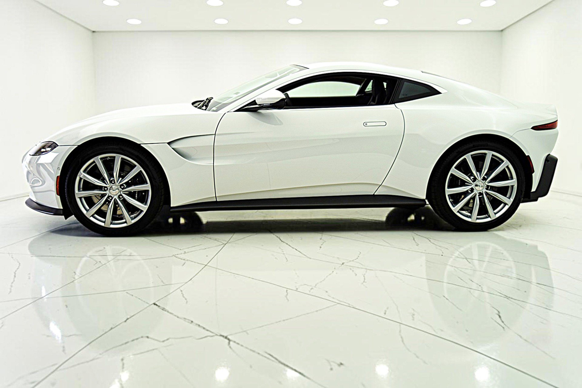 Used 2023 Aston Martin V8 Vantage Roadster RWD image 3