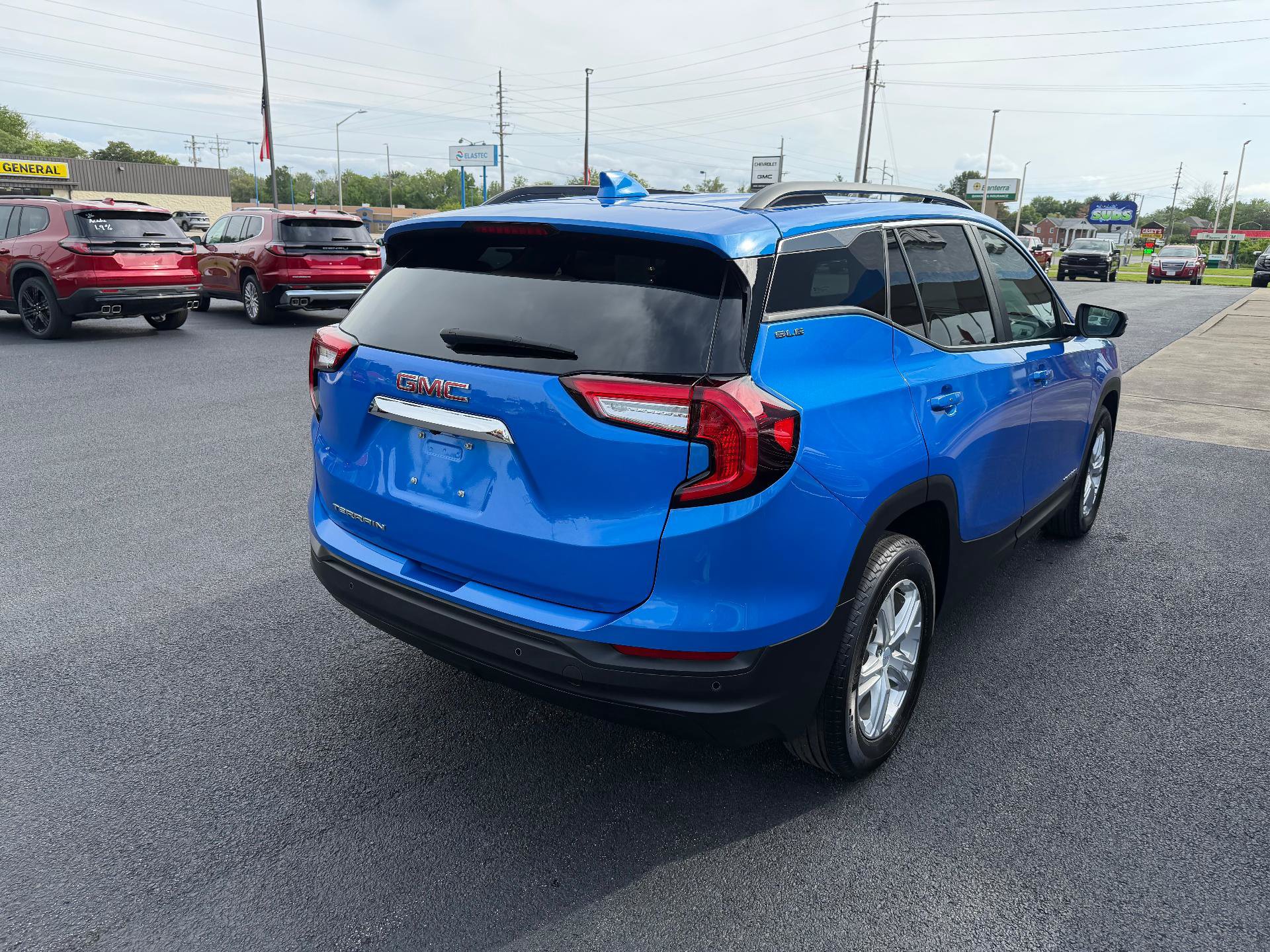 Used 2024 GMC Terrain SLE w/ Driver Convenience Package FWD image 4