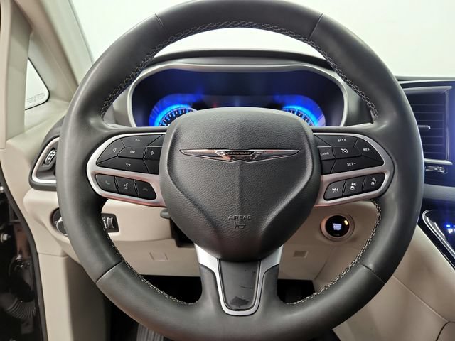 Used 2024 Chrysler Pacifica Touring-L FWD image 31