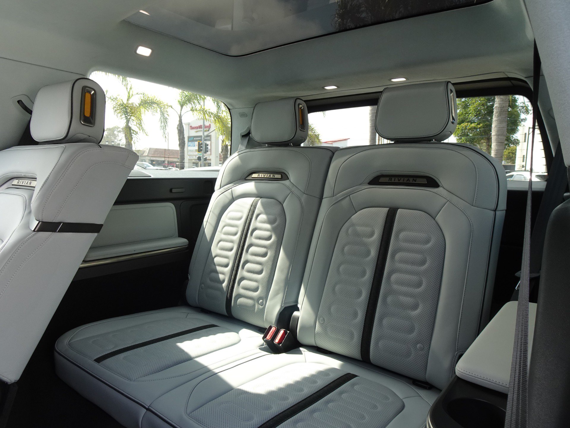 Used 2024 Rivian R1S Adventure AWD/4WD image 17
