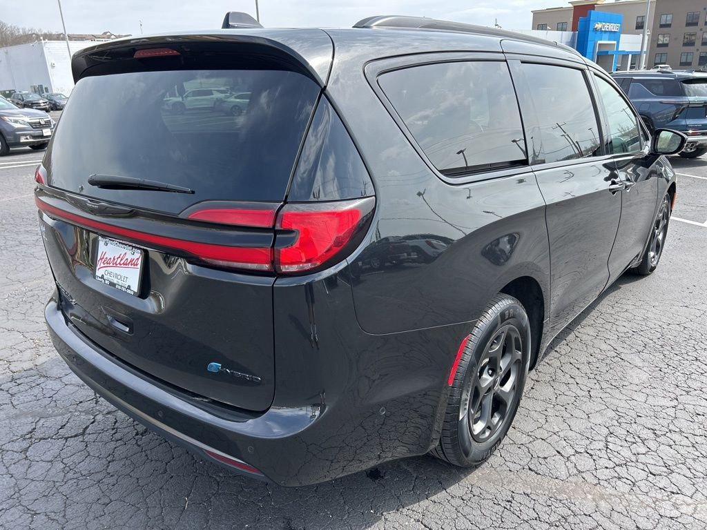Used 2024 Chrysler Pacifica Premium FWD image 5