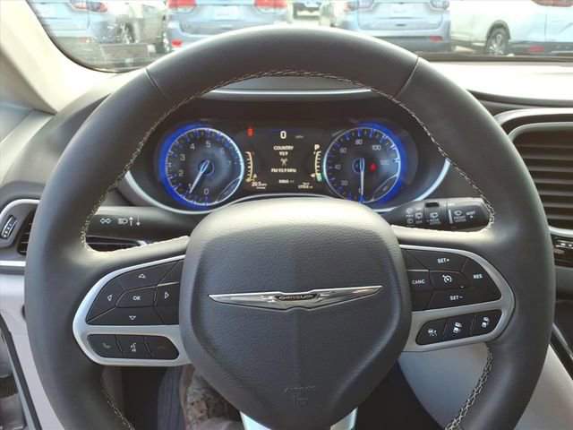 Used 2024 Chrysler Pacifica Touring-L image 18