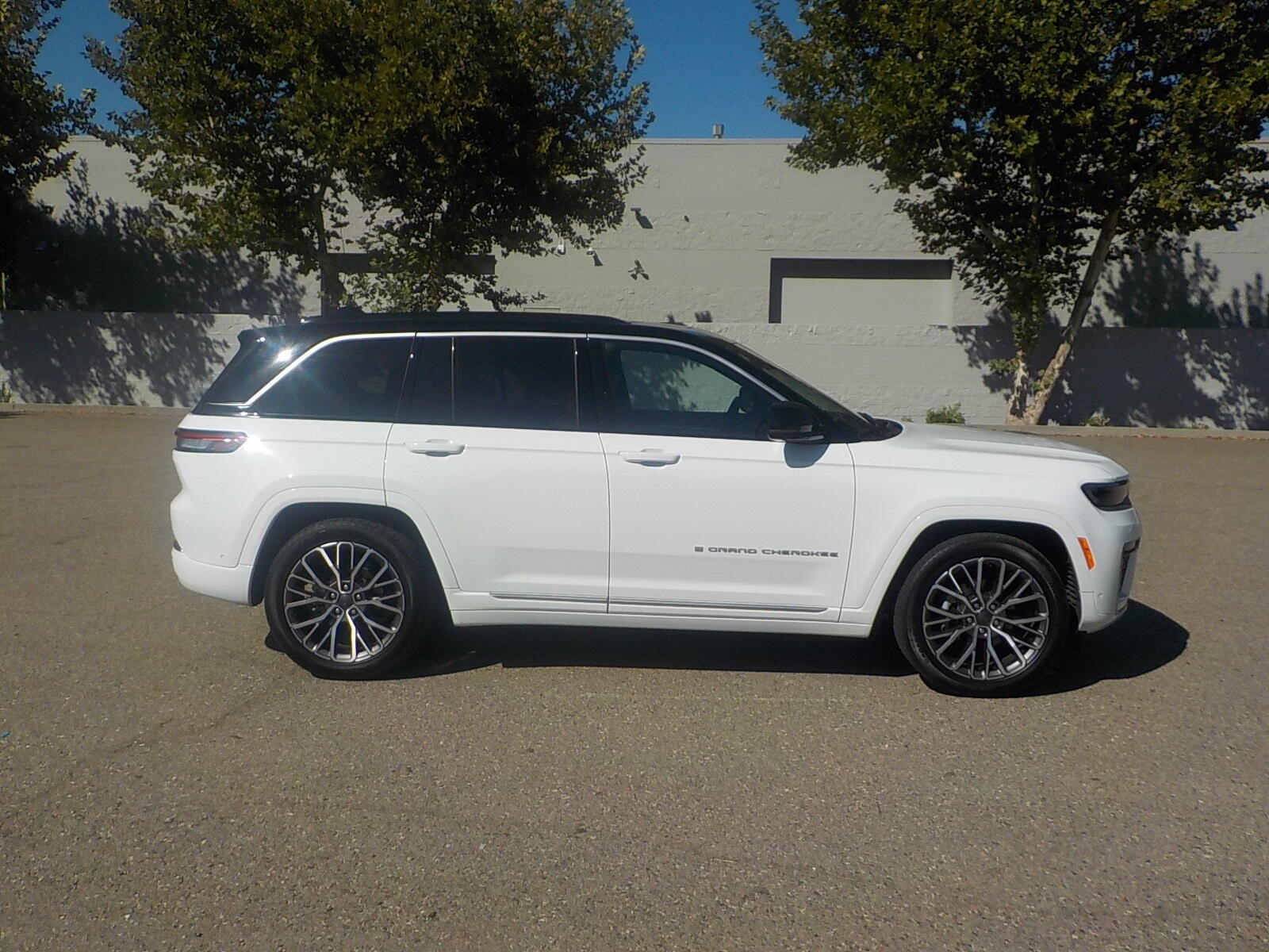 Used 2026 Jeep Grand Cherokee Summit w/ Adv Protech Group IV AWD/4WD image 4