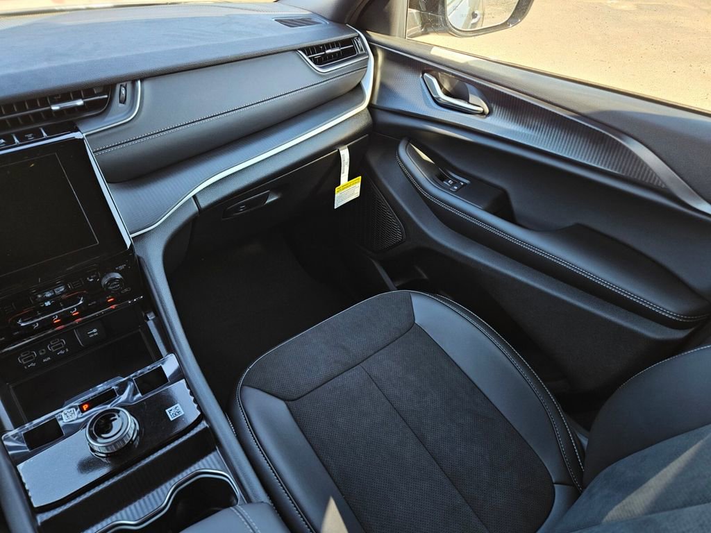 New 2025 Jeep Grand Cherokee Altitude image 14