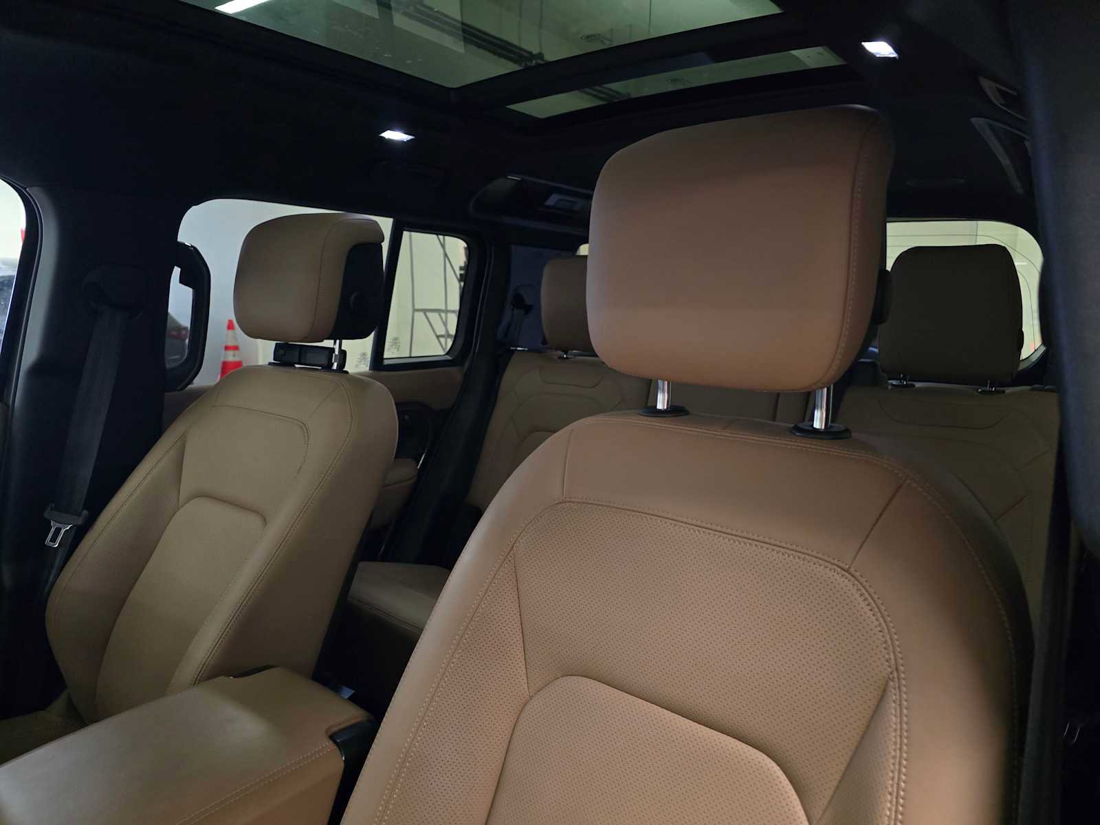 Used 2025 Land Rover Defender 110 X-Dynamic SE AWD/4WD image 23