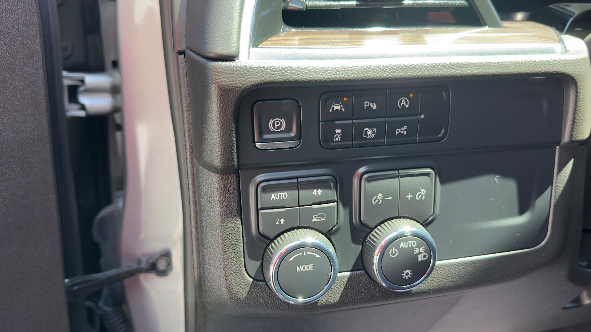 Used 2025 Chevrolet Tahoe LT AWD/4WD image 16
