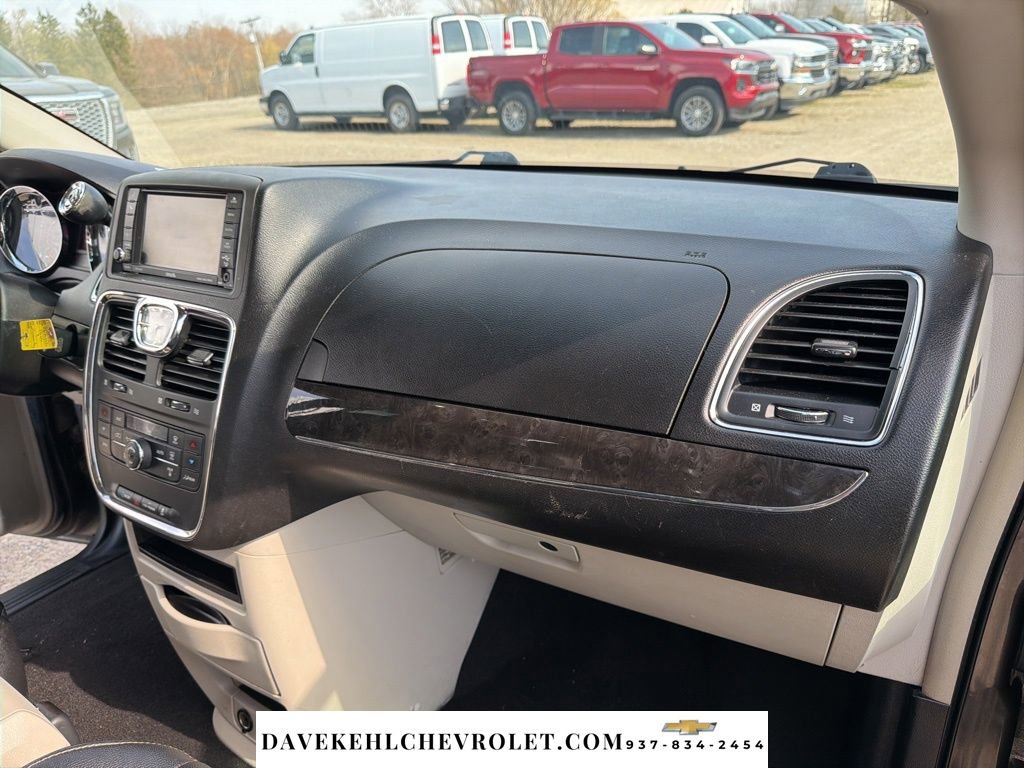 Used 2015 Chrysler Town & Country Touring image 23