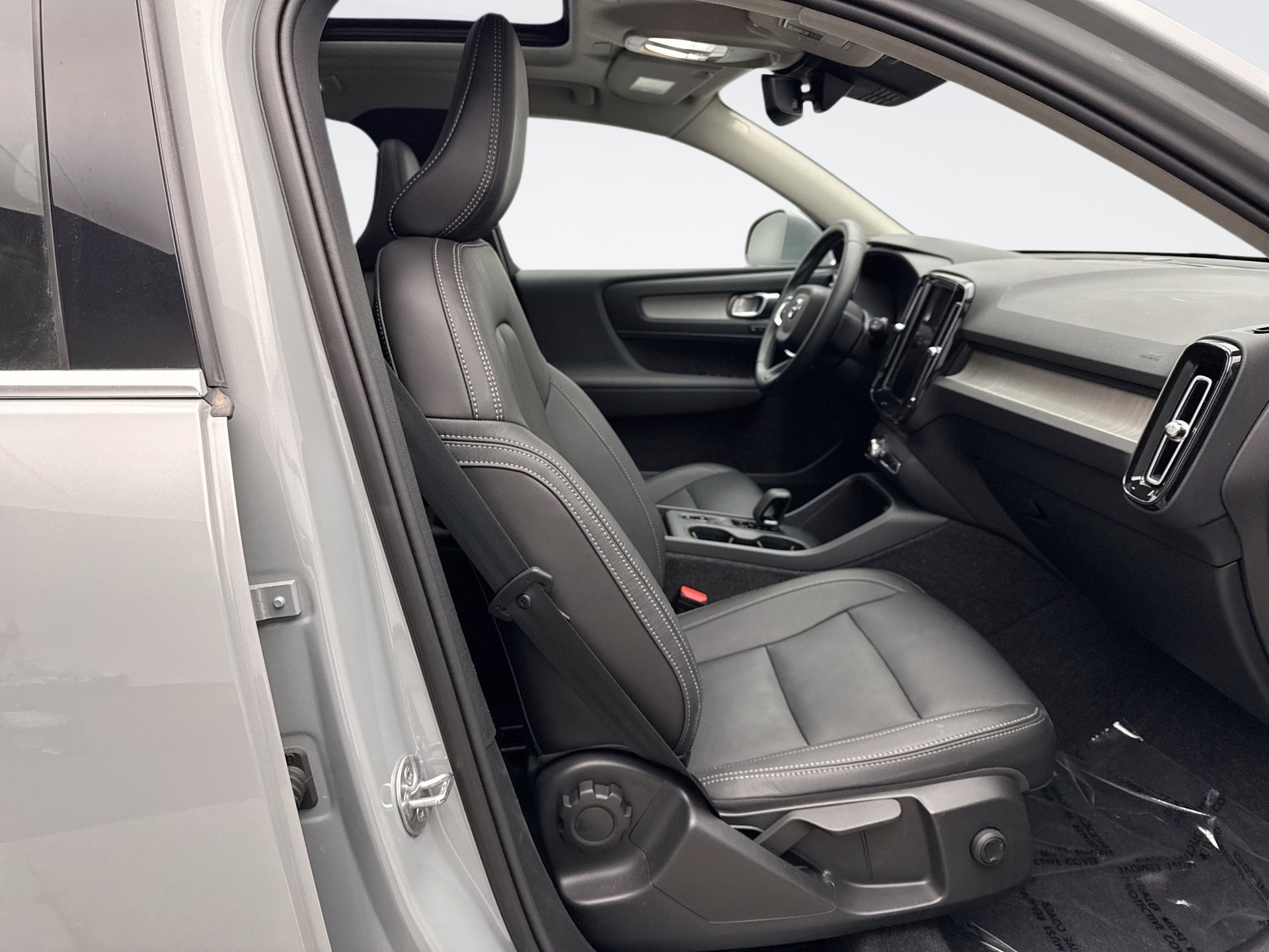 Used 2025 Volvo XC40 B5 Core image 18