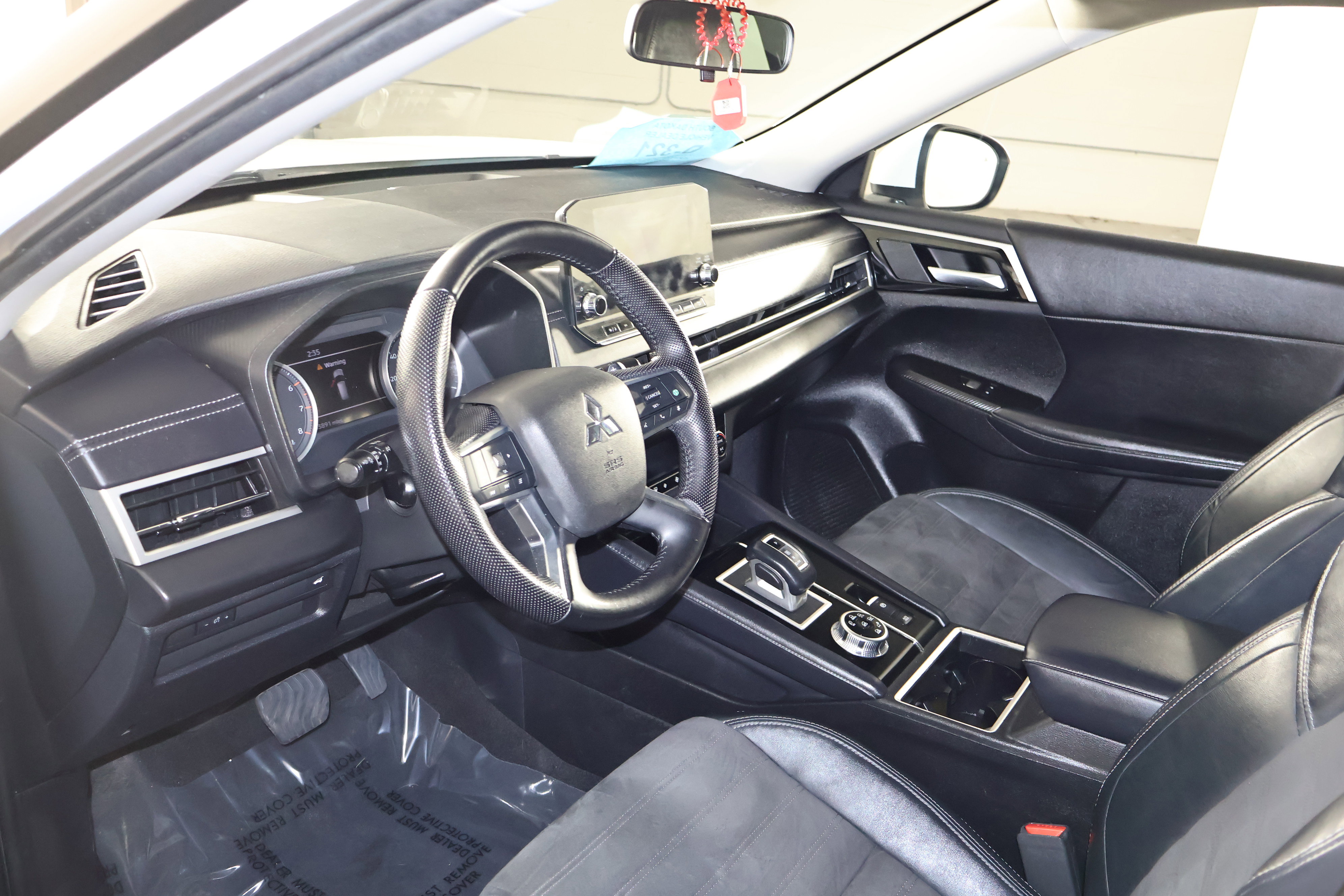 Used 2023 Mitsubishi Outlander SE AWD/4WD image 2