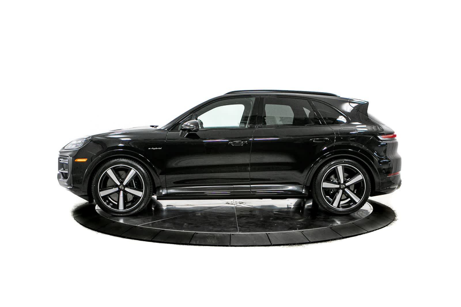 New 2026 Porsche Cayenne Turbo AWD/4WD image 2