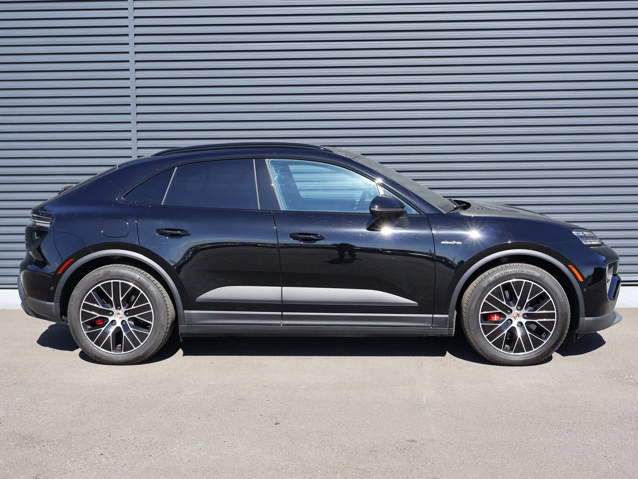 Certified 2025 Porsche Macan 4S Electric AWD/4WD image 11