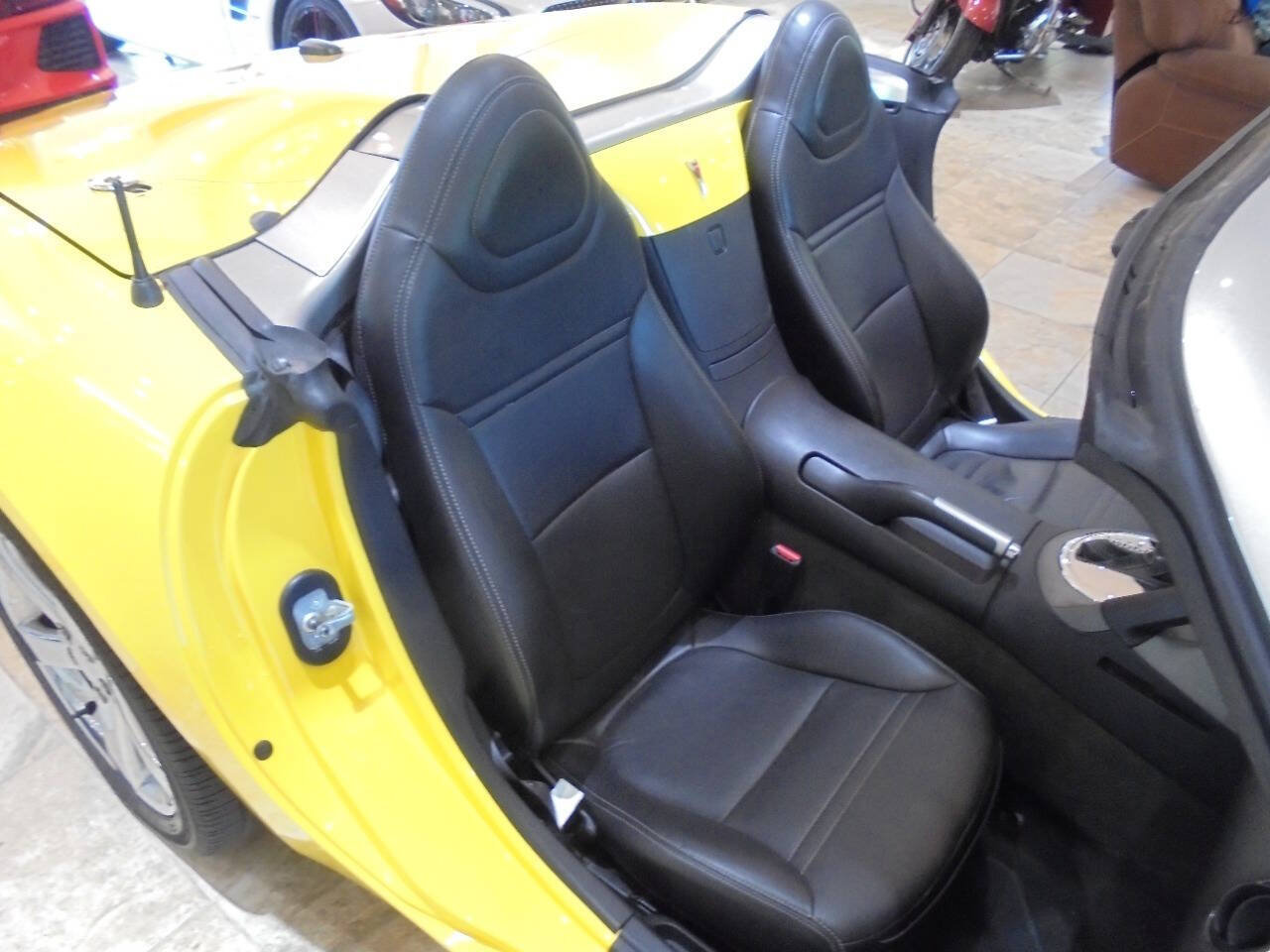 Used 2007 Pontiac Solstice Convertible RWD image 9