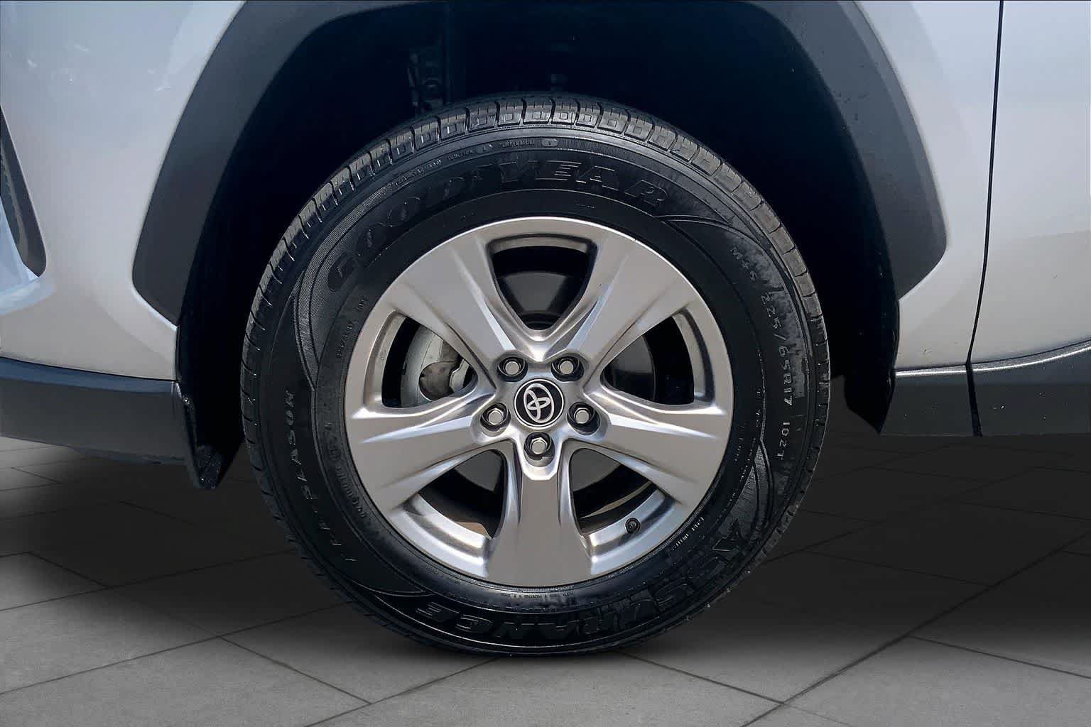Used 2025 Toyota RAV4 XLE FWD image 20