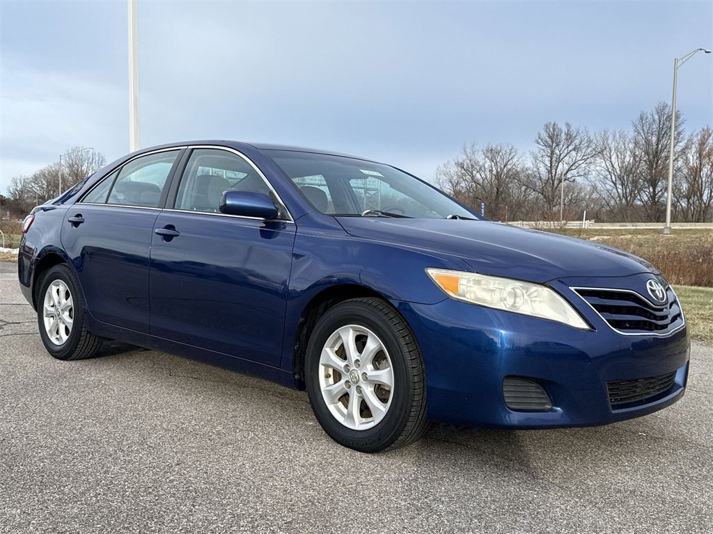 Used 2011 Toyota Camry LE video 2