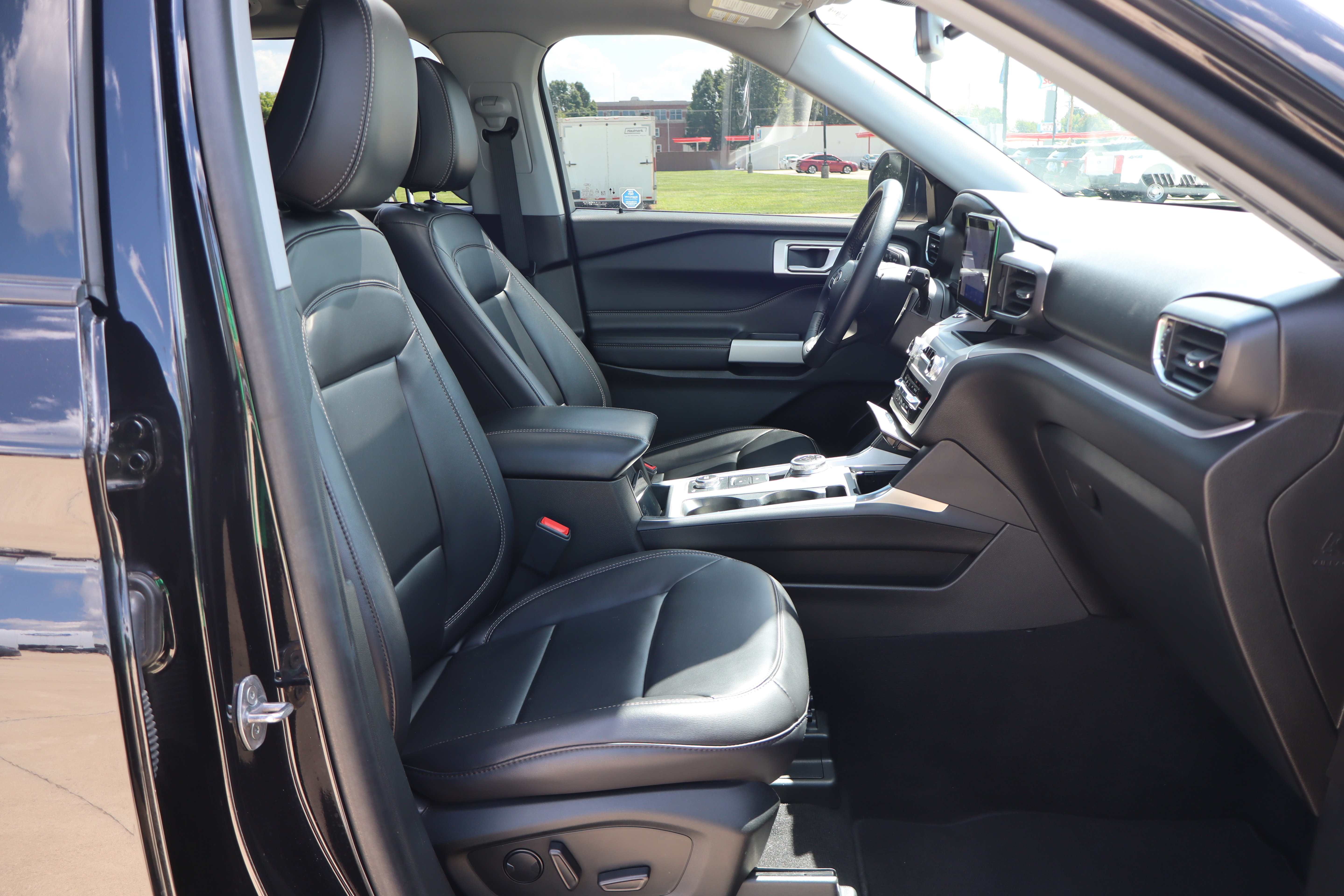 Used 2023 Ford Explorer XLT w/ Equipment Group 202A AWD/4WD image 14
