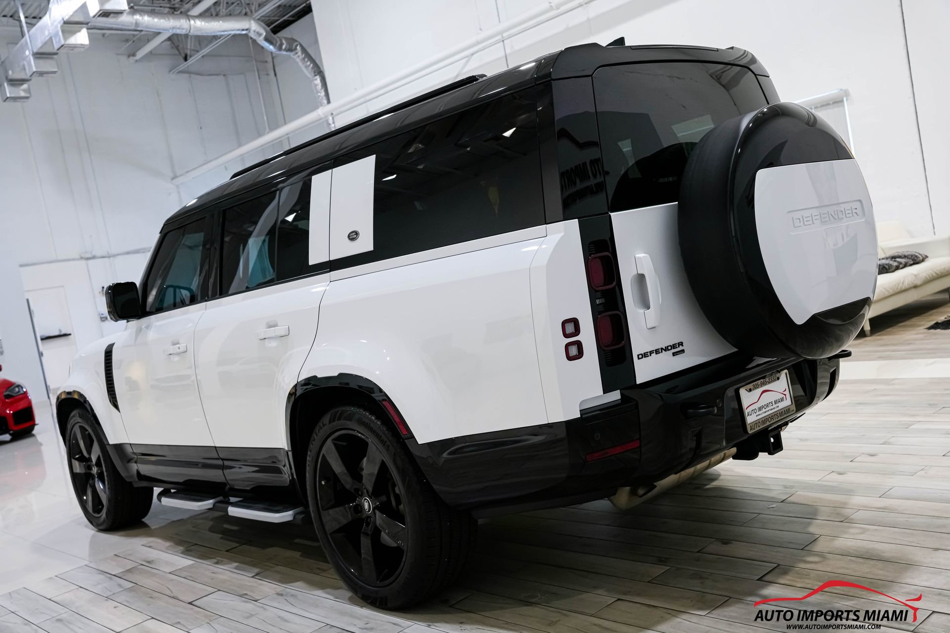 Used 2023 Land Rover Defender 130 X-Dynamic SE image 17