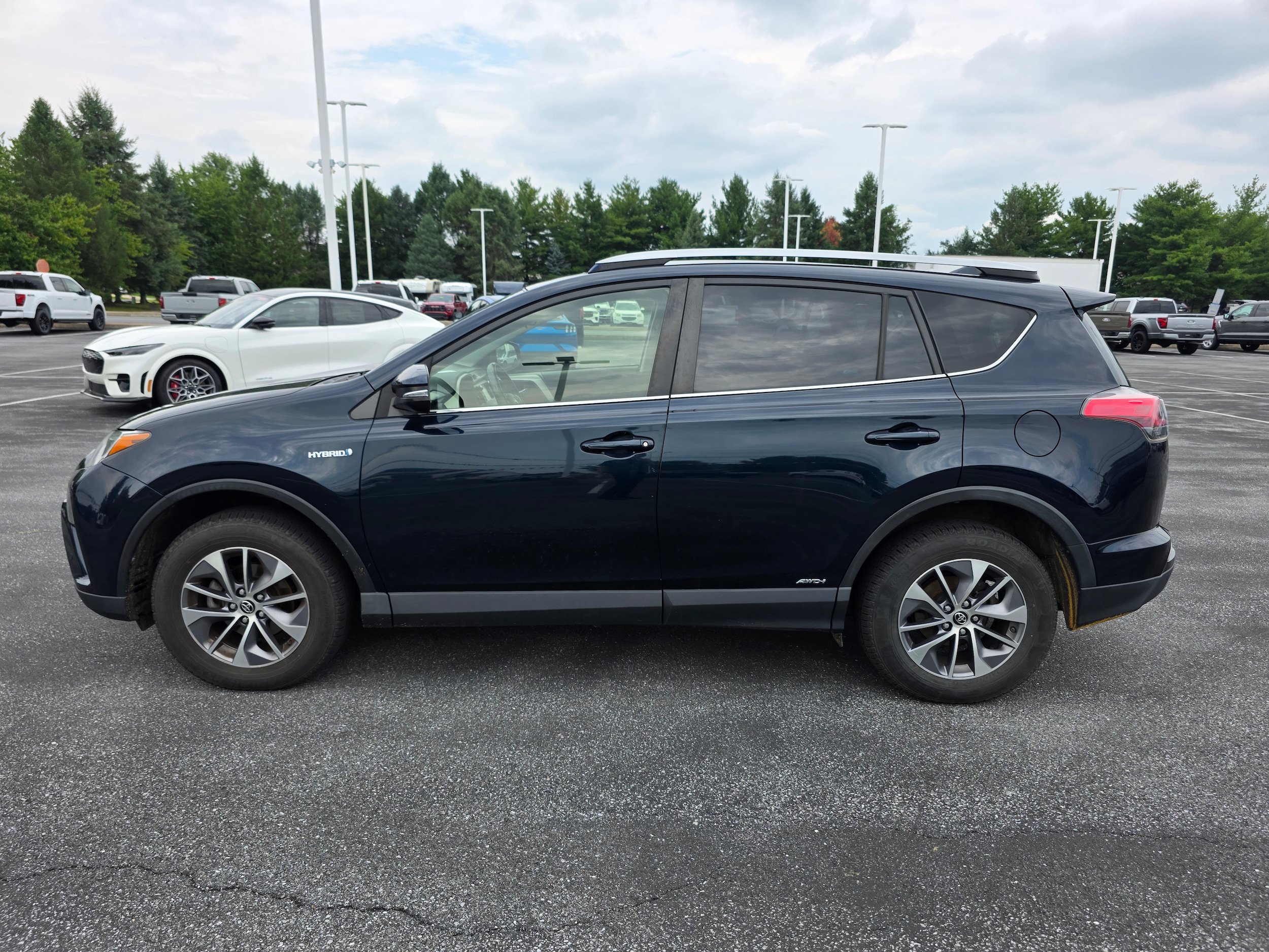 Used 2017 Toyota RAV4 XLE w/ Convenience Package AWD/4WD image 2