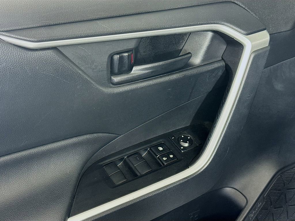 Used 2020 Toyota RAV4 LE w/ Carpet Mat Package image 17