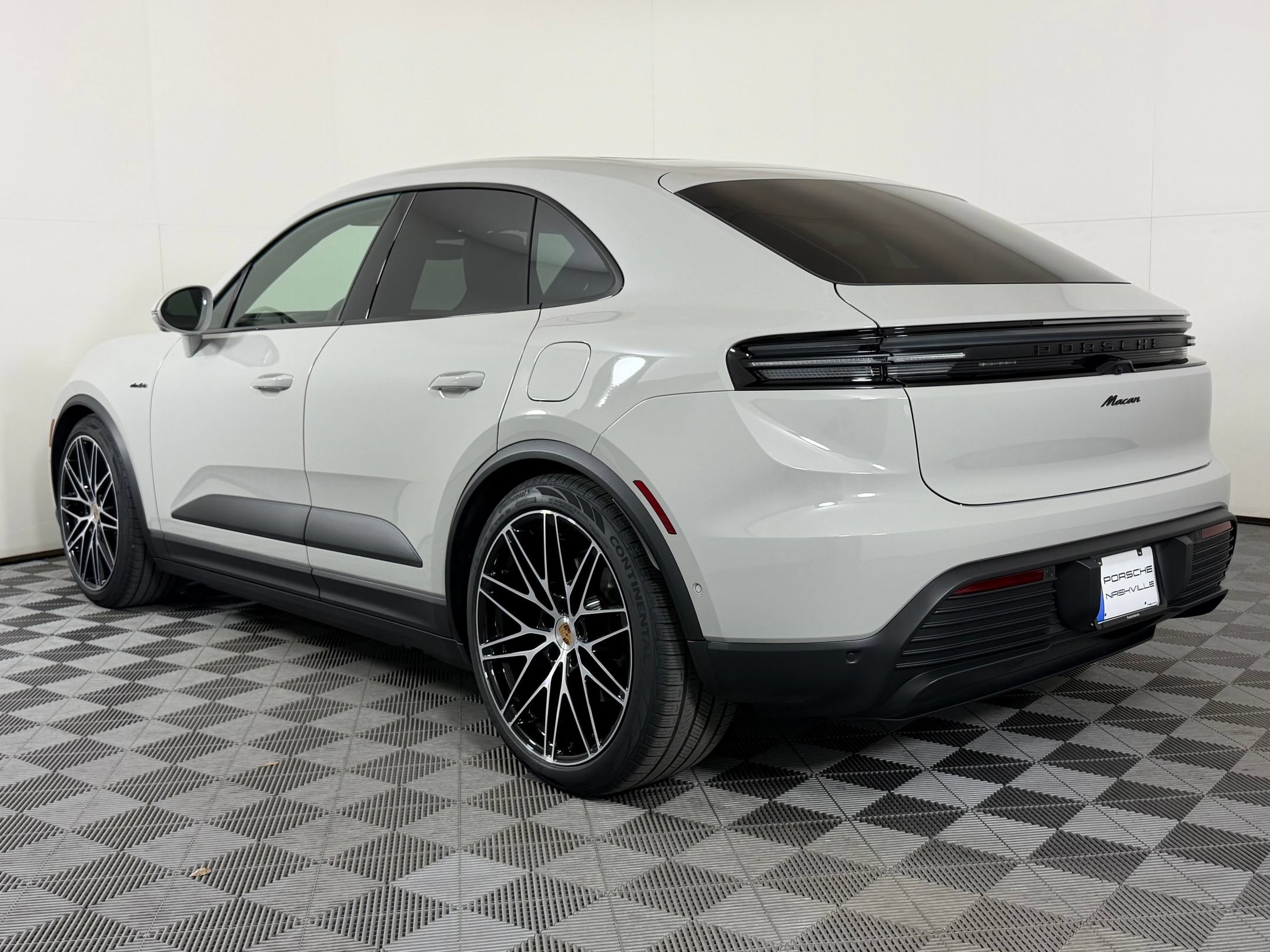 Used 2026 Porsche Macan Electric RWD image 3
