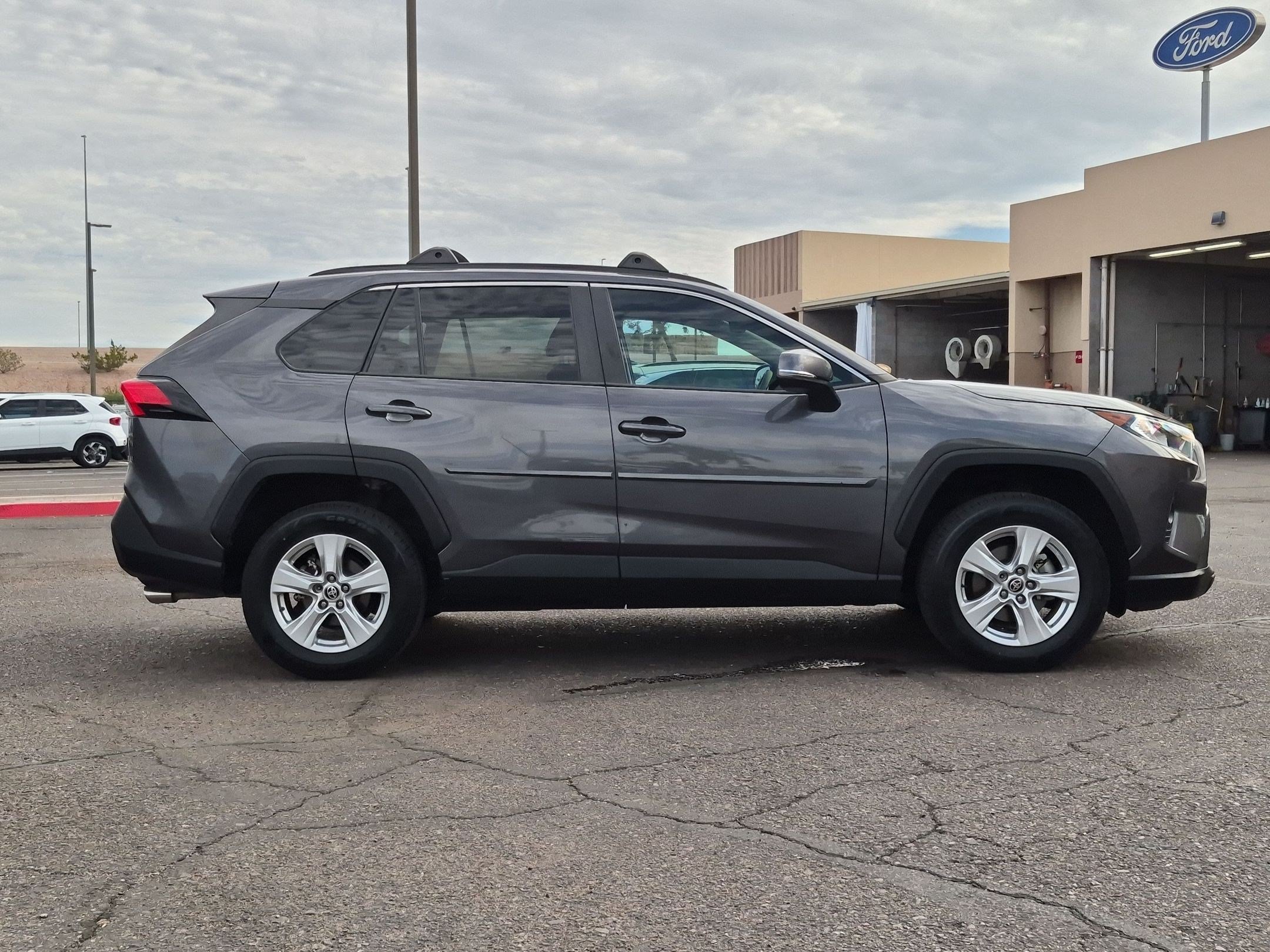 Used 2021 Toyota RAV4 XLE w/ Carpet Mat Package (TMS) FWD image 4