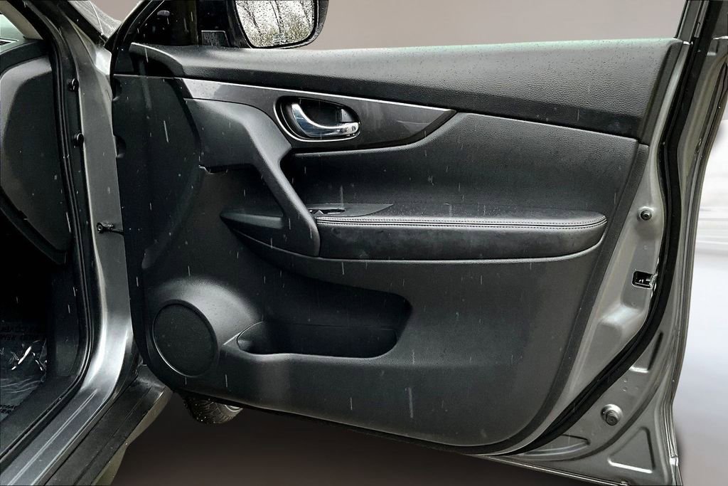 Used 2020 Nissan Rogue SV image 26