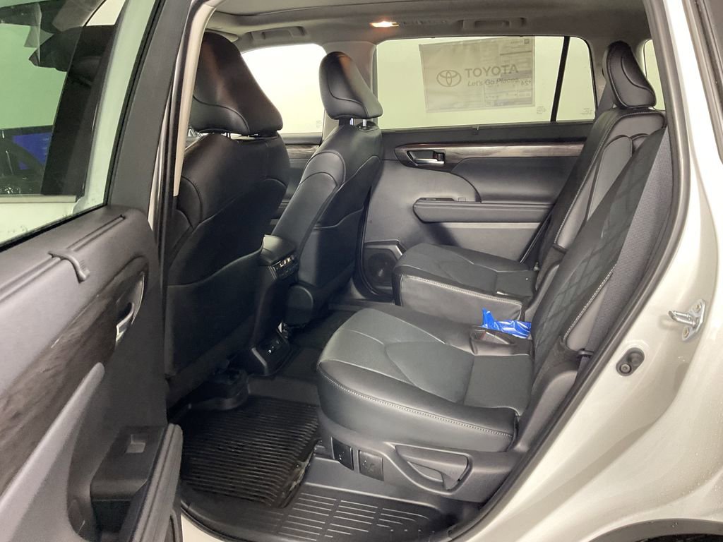 New 2026 Toyota Highlander Platinum image 19