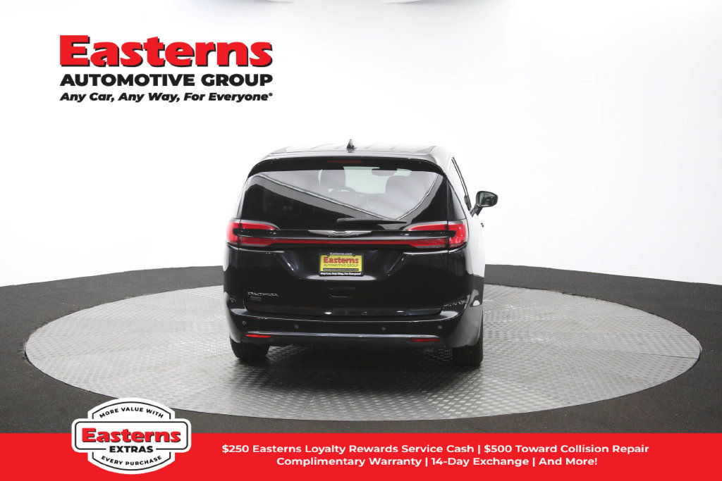 Used 2023 Chrysler Pacifica Touring-L FWD image 41