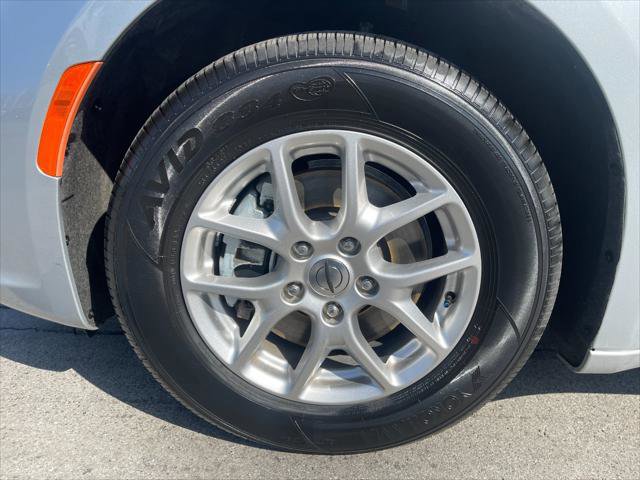 Used 2024 Chrysler Pacifica Touring-L image 32