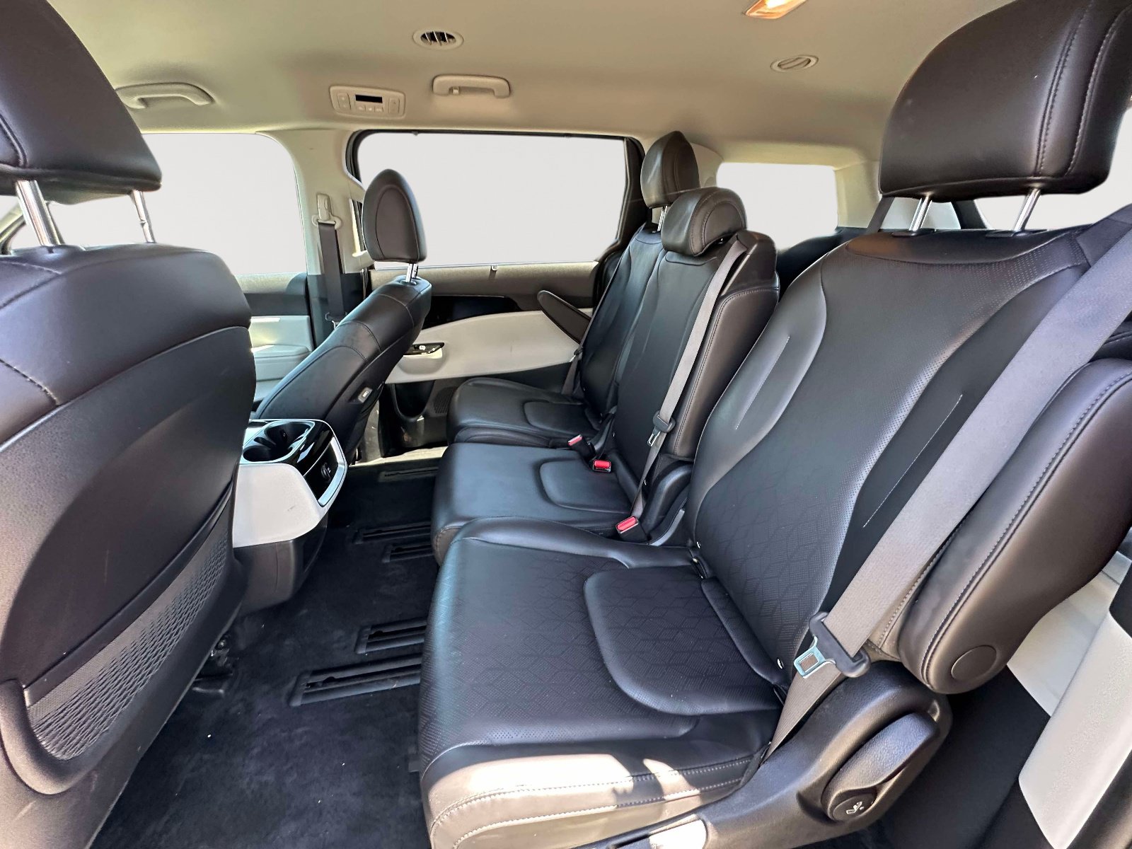 Used 2024 Kia Carnival EX FWD image 25