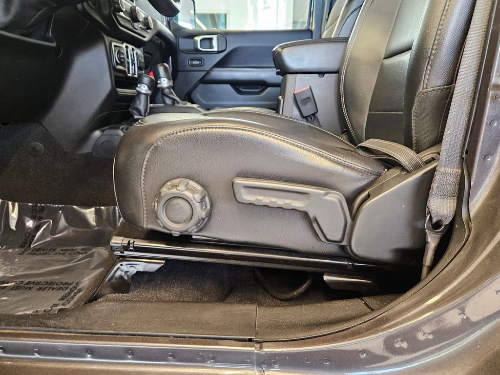 Used 2018 Jeep Wrangler Unlimited Sahara image 14