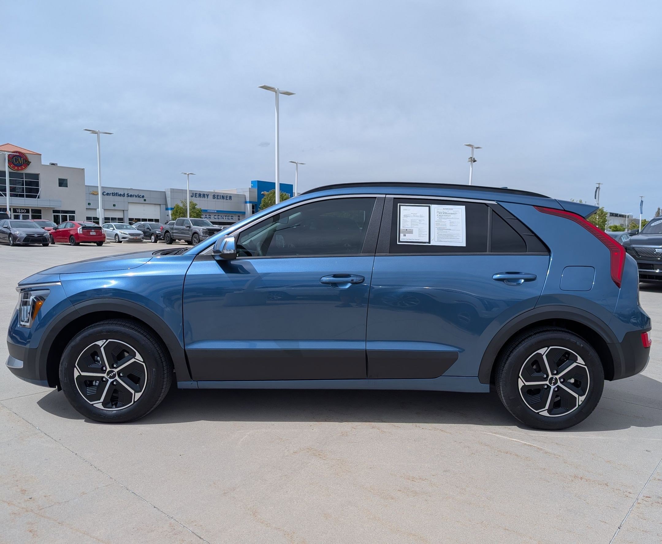 Certified 2025 Kia Niro EX image 2