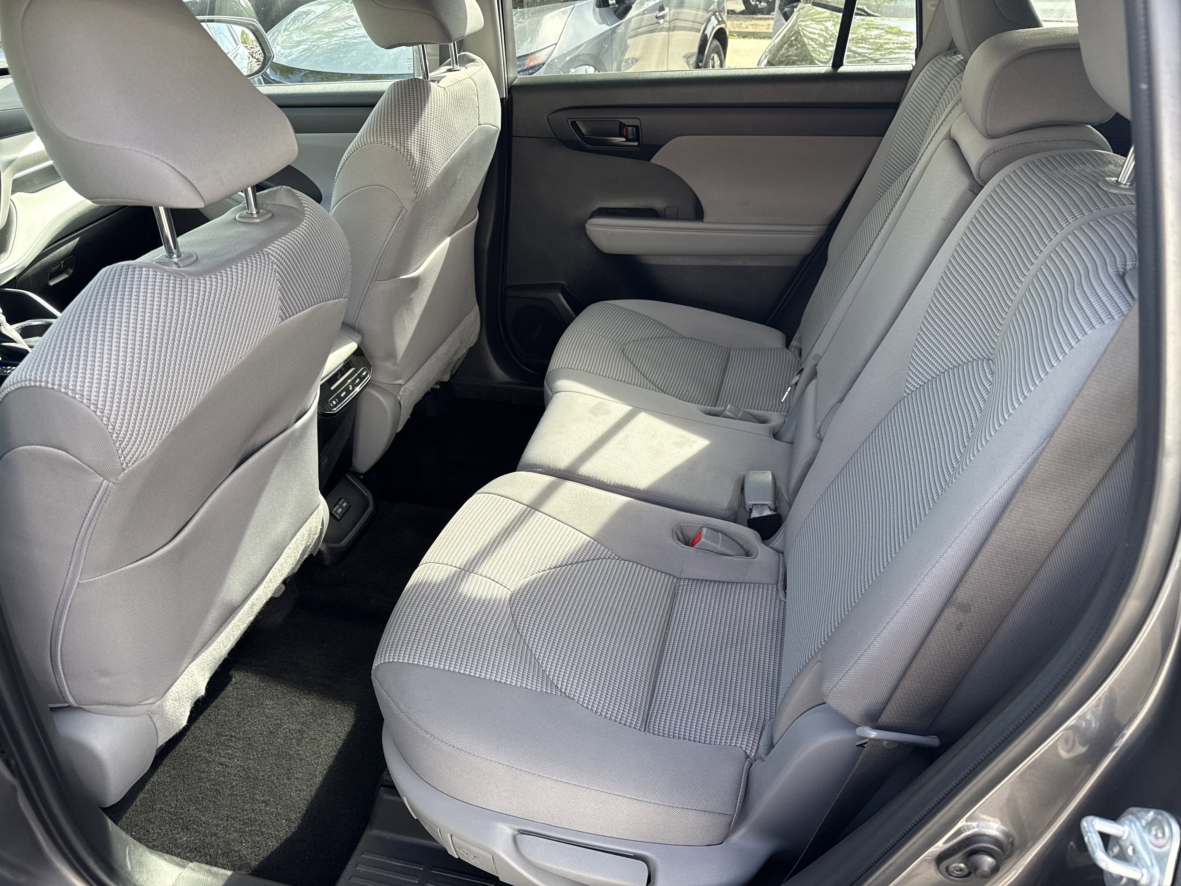 Used 2022 Toyota Highlander LE AWD/4WD image 16