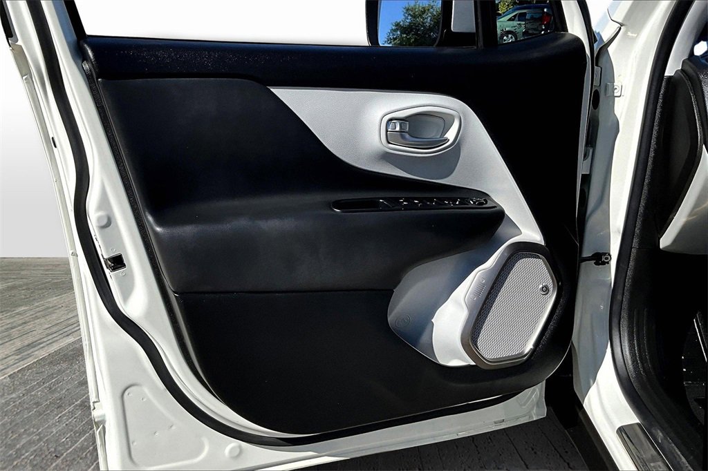 Used 2018 Jeep Renegade Limited w/ Safety & Security Group image 18