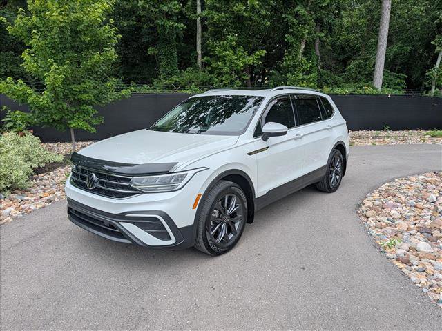 Used 2023 Volkswagen Tiguan SE w/ Panoramic Sunroof Package FWD image 1
