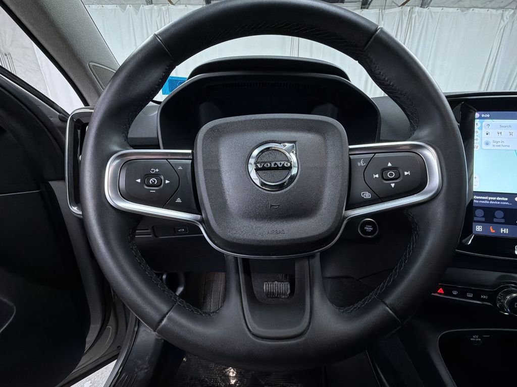 Used 2025 Volvo XC40 B5 Plus image 26