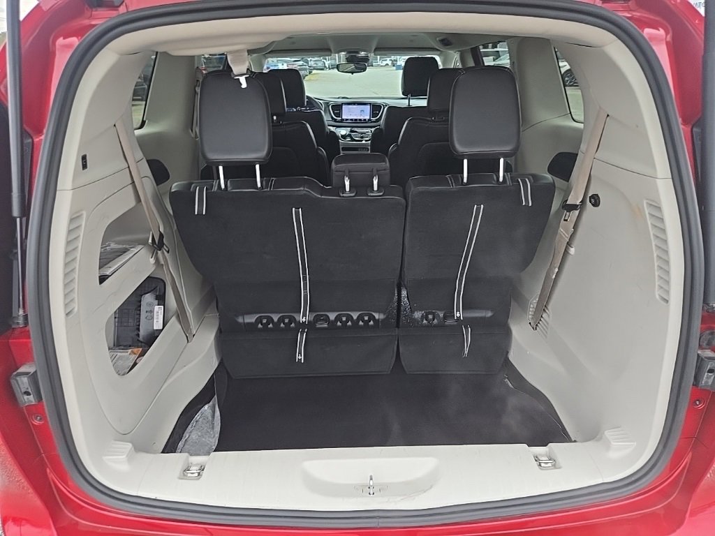 Used 2024 Chrysler Pacifica Touring-L image 27