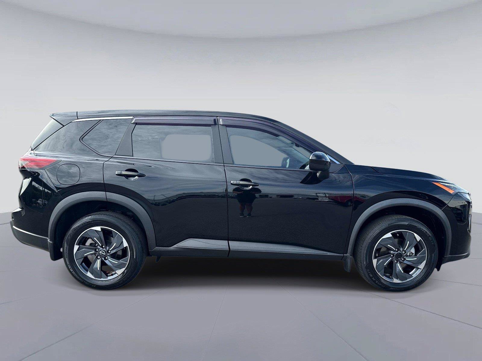 Used 2024 Nissan Rogue SV FWD image 2