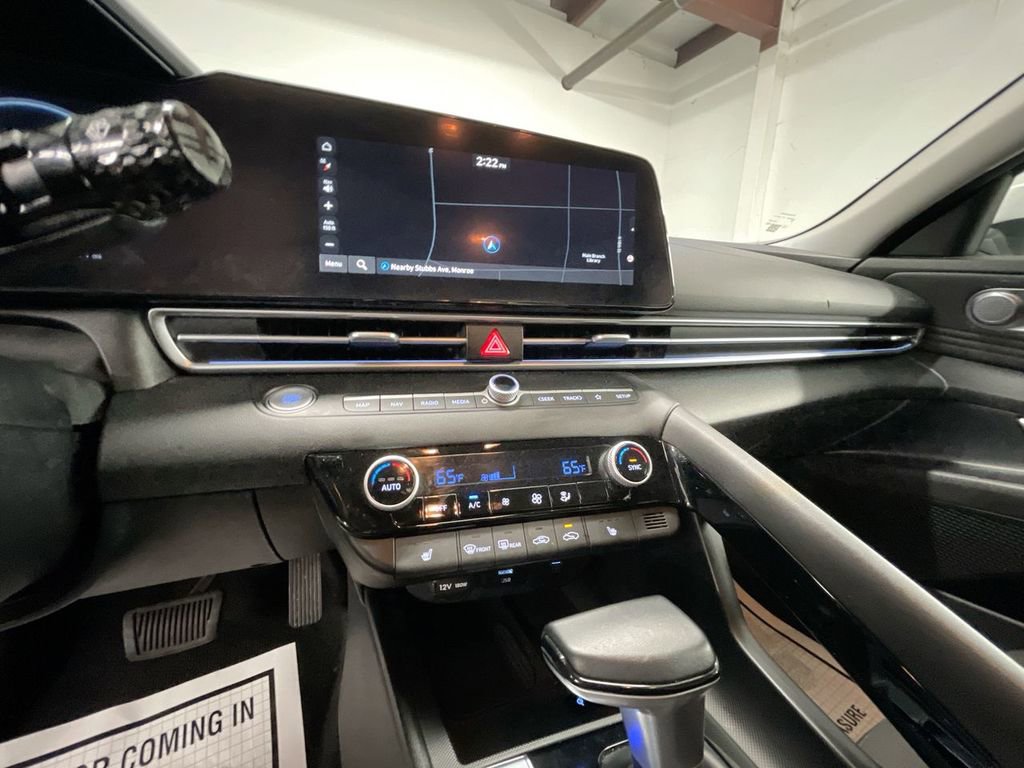 Used 2025 Hyundai Elantra SEL image 18