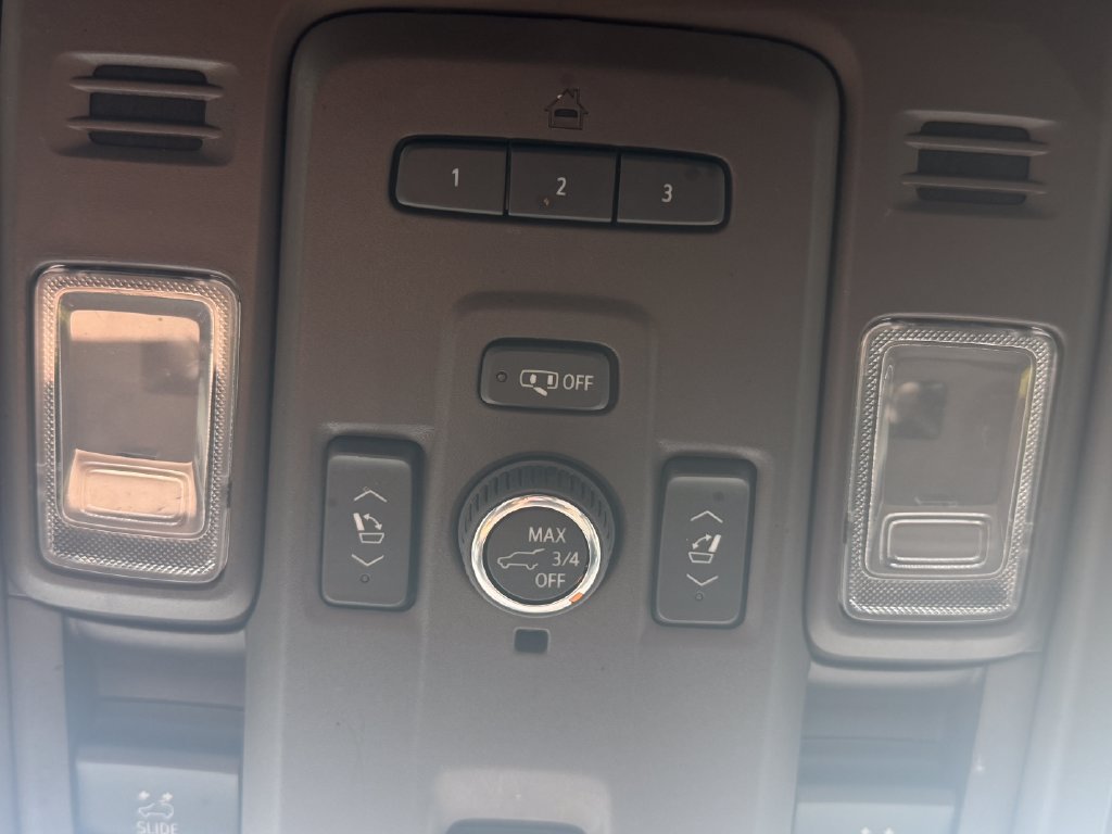 Used 2023 GMC Yukon XL SLT w/ SLT Premium Package RWD image 31