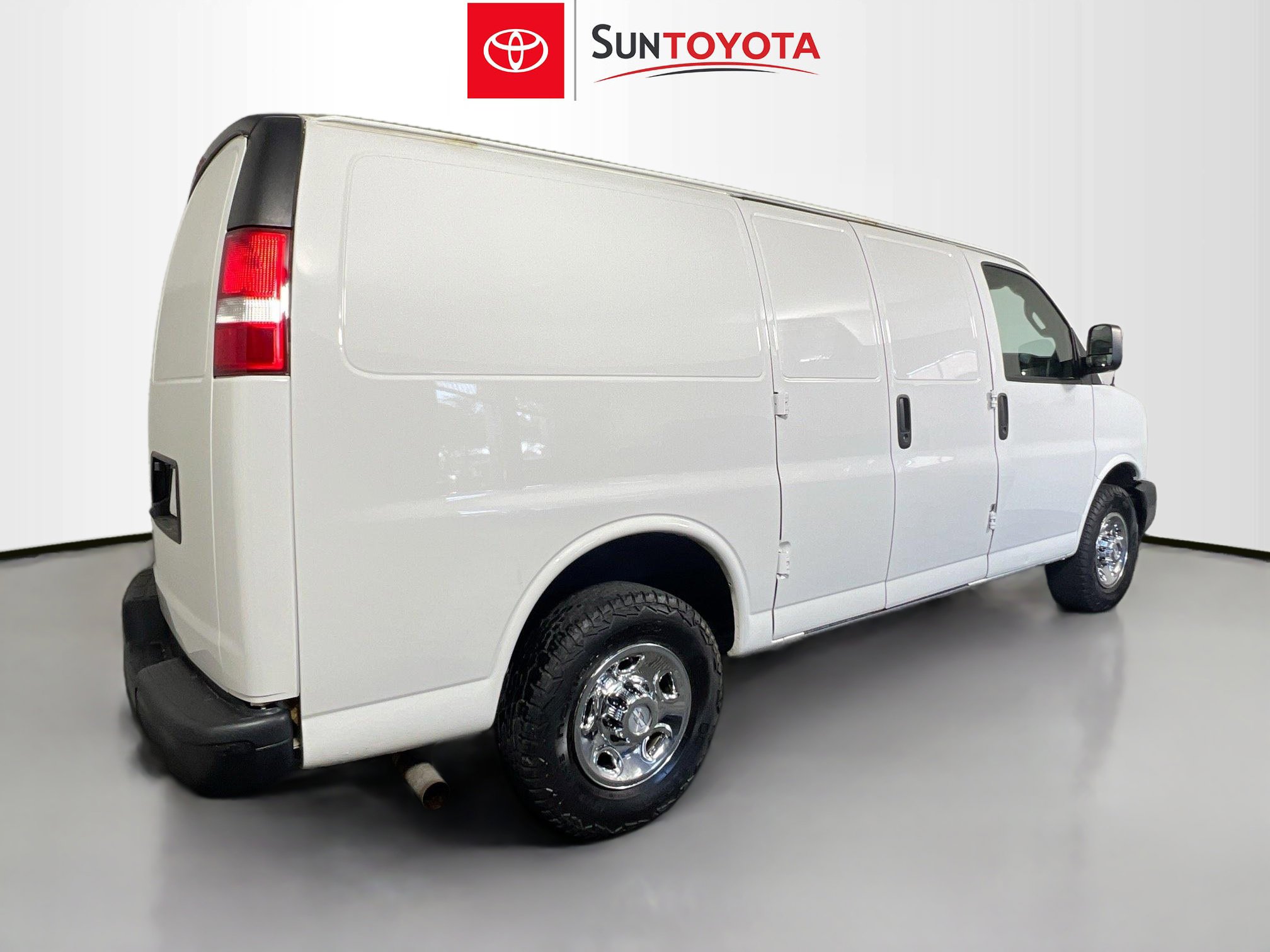 Used 2019 Chevrolet Express 2500 w/ Driver Convenience Package image 4